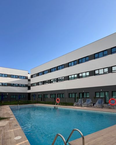 Post by kleyetudiants on Instagram: KLEY débarque à Valence 🇪🇸☀️💦 Notre 2e résidence espagnole vient d’ouvrir ses portes ! Piscine, salle de sport, coworking… et le tram à seulement 2 min à pied. Il ne manque plus que toi 👀