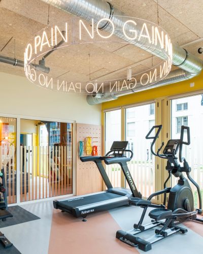 Post by kleyetudiants on Instagram: On te partage nos coins coup de cœur de la résidence Lyon Bron 🧡👯‍♂️ 1. Le Squat, pour chiller seul ou entre amis 🛋️ 2. Le Keepfit, pour te dépenser après tes journées de cours 🏃 3. Le Lab, pour coworker en toute tranquillité 💻