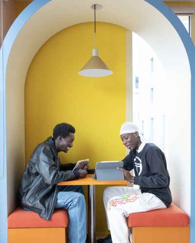 Post by kleyetudiants on Instagram: On te partage nos coins coup de cœur de la résidence Lyon Bron 🧡👯‍♂️ 1. Le Squat, pour chiller seul ou entre amis 🛋️ 2. Le Keepfit, pour te dépenser après tes journées de cours 🏃 3. Le Lab, pour coworker en toute tranquillité 💻