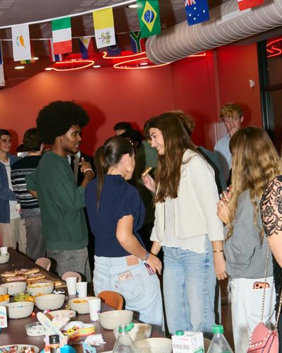 Post by kleyetudiants on Instagram: Gala, pizzas et nouveaux visages, c'était le thème de la soirée de bienvenue d'Ivry🍕🪩 Welcome to KLEY !