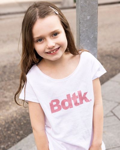 Just a girl and her favorite tee🩷
.
.
#bodytalk #athleisure #trainforpleasure #athleisurewear