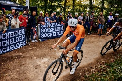 Sockeloen Memory Lane ðŸ’œ

The loudest watchparty ever.

#sockeloen #cycling #watchparty

Photos - 