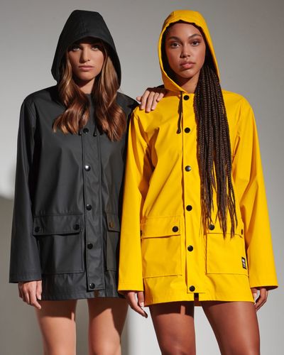 Rainy days are made for waterproof jackets â˜”ï¸ 

#Bdtk #bodytalk #trainforpleasure #athleisurewea