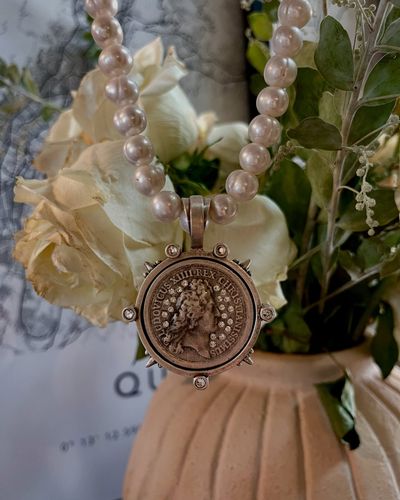 Classic pearls. Royal legacy. Unmistakable FK edge.

White freshwater pearls meet a sharp, FK-exclus