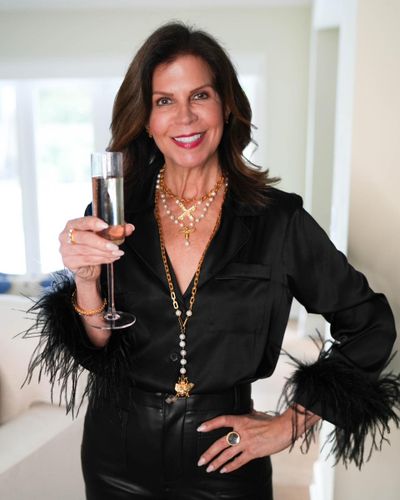 Get your holiday party on, the classy way ðŸ–¤âœ¨âšœï¸ Featuring @gwenliveswell and her fabulous fe
