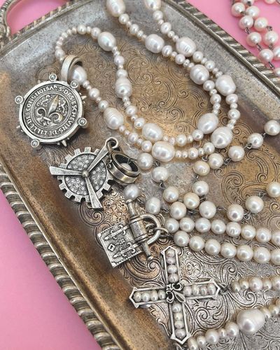 Sophistication served on a silver platter ðŸ©¶Simple, yet stunning. Pearls are eternally in style. â