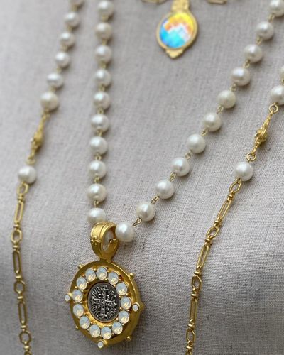 Did you know? We use real freshwater pearls! ðŸ¦ªâœ¨ðŸ¤ 

Shop pearls on the all-new frenchkande.co