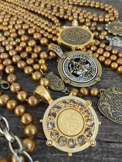 Looking for a Thanksgiving statement? Our Golden pearls are a chic solution ðŸ¤¤âšœï¸âœ¨

https://w