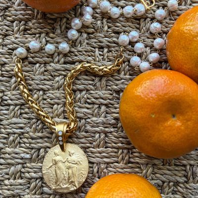 Freshwater pearls and chain design for modern elegance. âœ¨ Perfect for any occasion, this timeless 