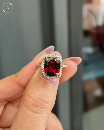 ❤️ Celebrate With 𝒢𝒶𝓇𝓃𝑒𝓉❤️
What's life without some garnet glam! This beautifully designed rin
