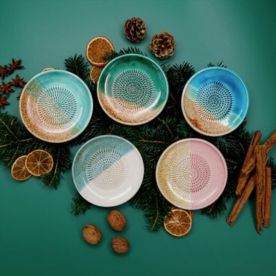 🎄Unsere neuen Keramikdesigns🎄

Tauche ein in die natürliche Vielfalt unserer Reibendesigns im Adve