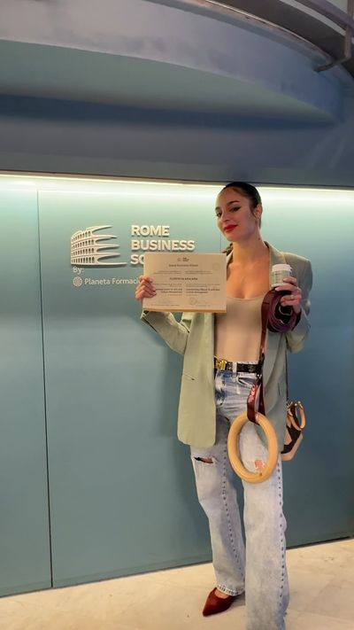 Fui a buscar mi título de Máster en Arts & Culture Management, en Roma – qué mejor lugar! 🇮🇹 

🚀 