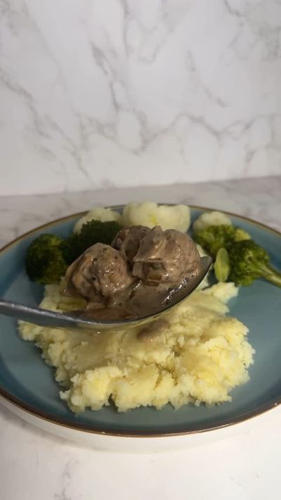 Swedish meatballs 

I was gifted some Swedish meatballs spices from @spicemasters.co.uk and was dyin