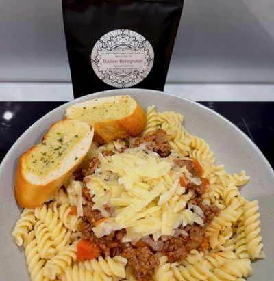 SPAGHETTI BOLOGNESE 🍝

Tonight’s dinner was syn free spaghetti bolognese which I batched cooked. Re