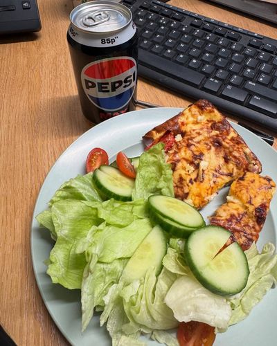 Friday ✨\n\nBreakfast - fruit (left my yoghurt at home) \nLunch - quiche using cottage cheese and sa