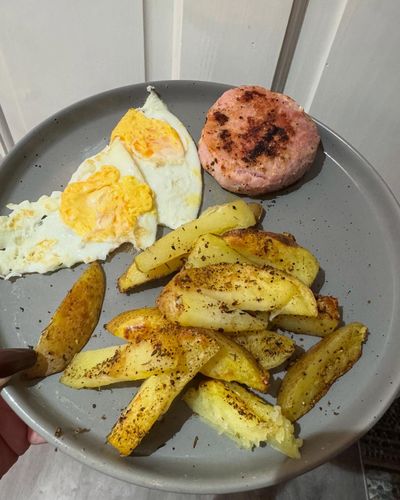 Friday ✨\n\nBreakfast - fruit (left my yoghurt at home) \nLunch - quiche using cottage cheese and sa