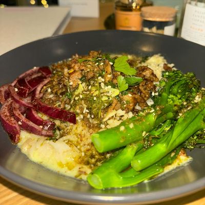 A comforting bowl absolutely bursting at the seams with flavour 🤩

Last night I made @chlo_eat’s Cr