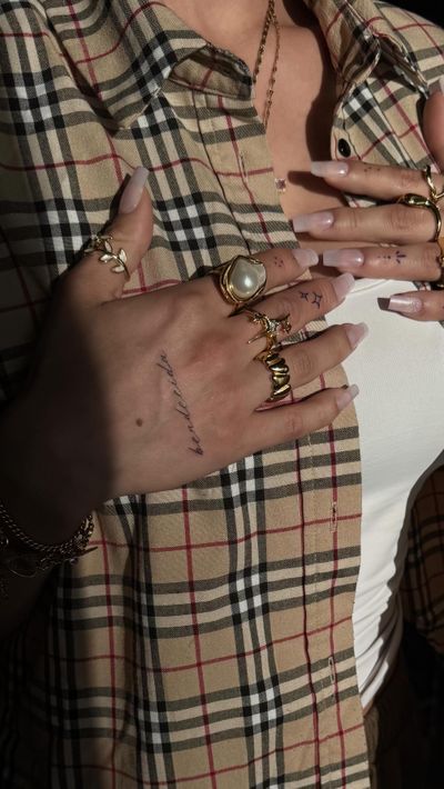 Jewelry that shines. Tattoos that speak. 
• Aussergewöhnliche Ringe, bezaubernde Armbänder in Gold u