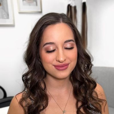 Happy Sunday! ✨

Hair + makeup lilly_artistry 
Floral piece sefloralstudio 
Photography mhdzphotogra