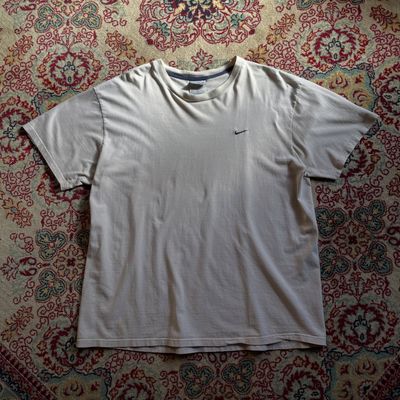 NIKE / XL

ベージュにネイビーの小さなSwoosh。

これくらいシンプルなNIKEも良いです。

身幅はしっかり 62cm。
派手なグラフィックがない分、
太めのパンツと合わせてシルエット