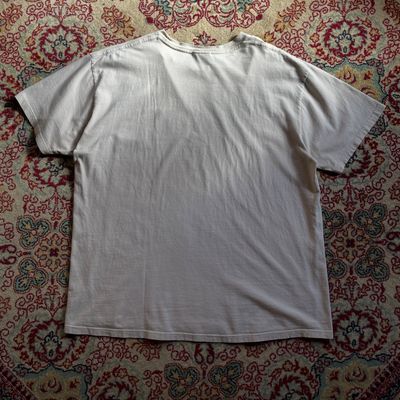 NIKE / XL

ベージュにネイビーの小さなSwoosh。

これくらいシンプルなNIKEも良いです。

身幅はしっかり 62cm。
派手なグラフィックがない分、
太めのパンツと合わせてシルエット