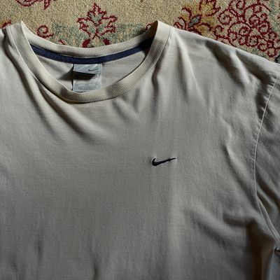 NIKE / XL

ベージュにネイビーの小さなSwoosh。

これくらいシンプルなNIKEも良いです。

身幅はしっかり 62cm。
派手なグラフィックがない分、
太めのパンツと合わせてシルエット
