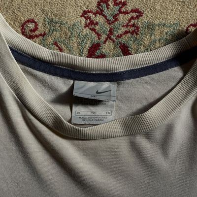 NIKE / XL

ベージュにネイビーの小さなSwoosh。

これくらいシンプルなNIKEも良いです。

身幅はしっかり 62cm。
派手なグラフィックがない分、
太めのパンツと合わせてシルエット